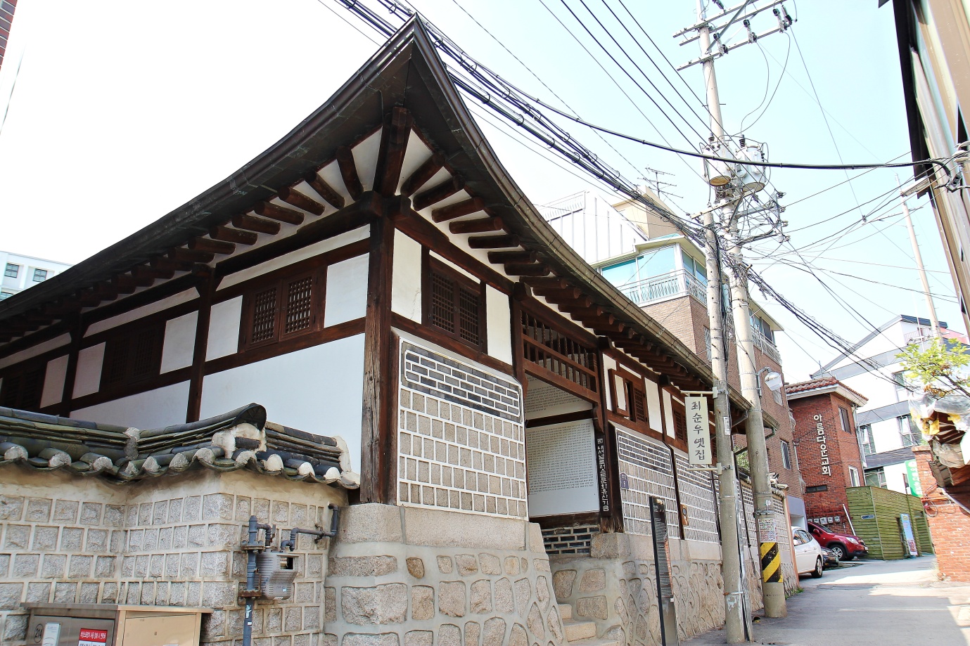 Small alley leading to the front gate of Choi Sunu House